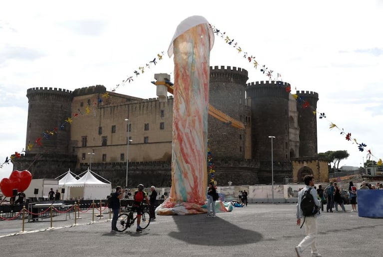 La escultura que causó polémica en Nápoles.