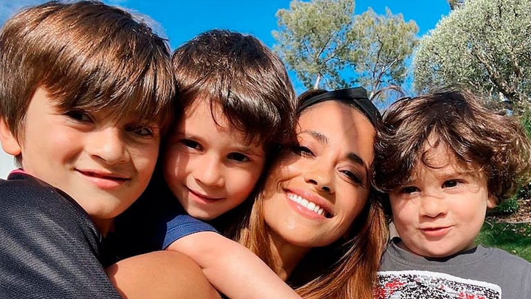 La esposa de Leo Messi y sus hijos.