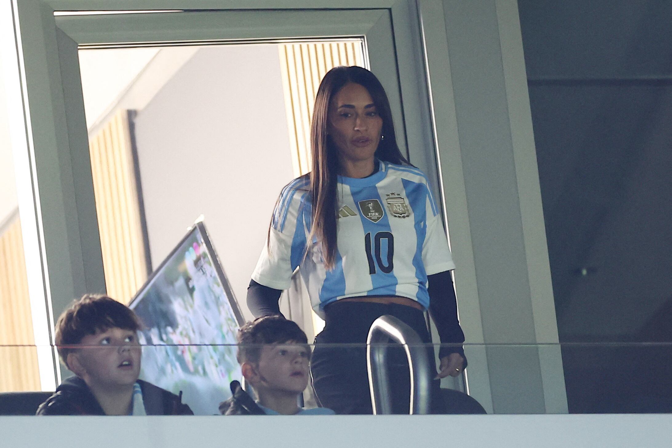 La esposa del crack argentino asistió al Monumental y acompañó a Lionel.