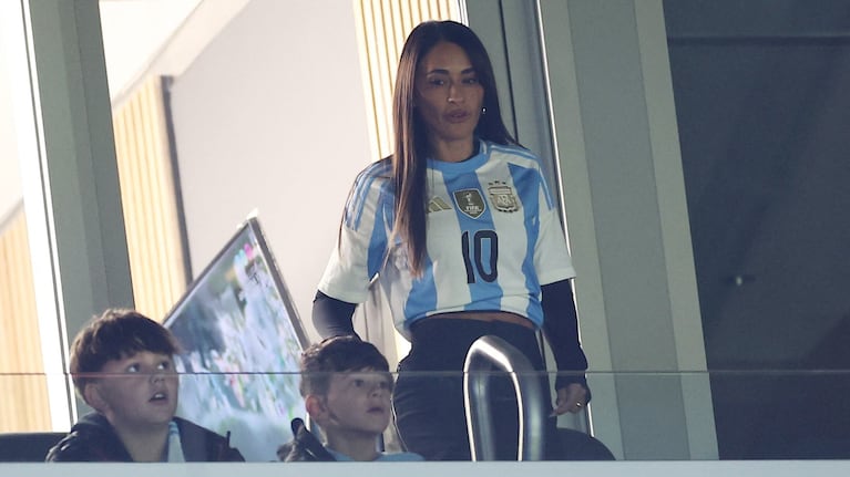 La esposa del crack argentino asistió al Monumental y acompañó a Lionel.