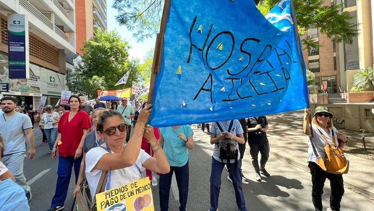 La esposa del exministro Cardozo participó de la marcha del personal de salud