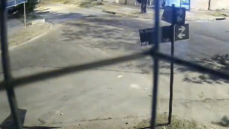 La esquina donde cayó uno de los ladrones abatidos por el policía de civil. (Foto: captura video) 