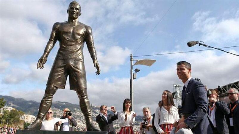 La estatua, cuando fue inaugurada en 2014 con la presencia del propio Cristiano Ronaldo.