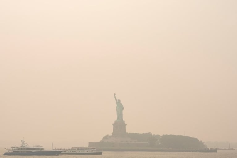 La Estatua de la Libertad, en medio del humo que cubrió Nueva York. Foto AP