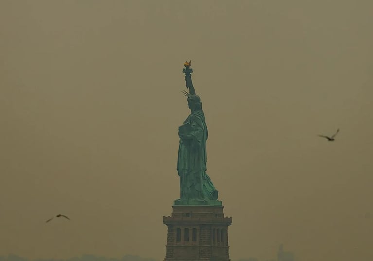 La estatua de la Libertad rodeada del humo.