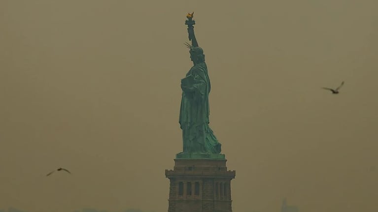 La estatua de la Libertad rodeada del humo.