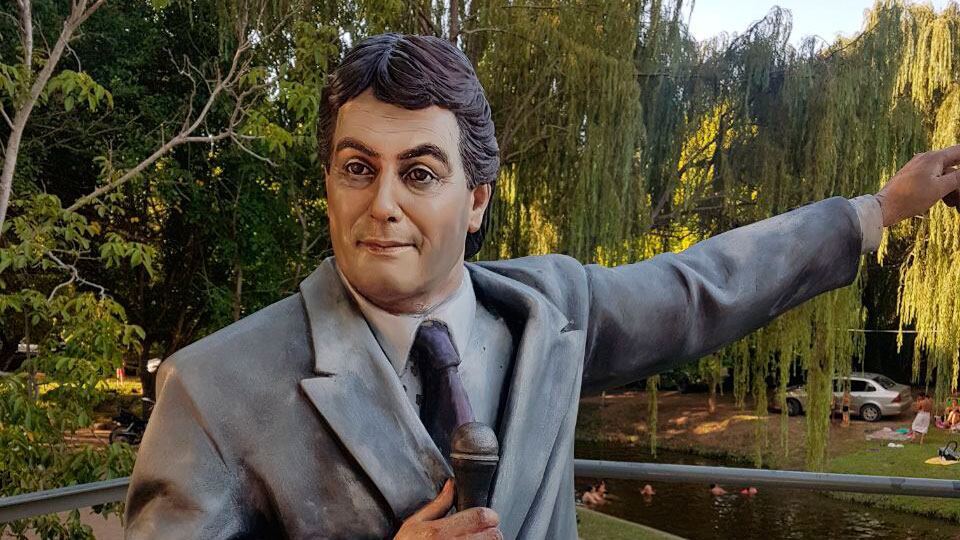 La estatua en Amboy en honor a Gary.