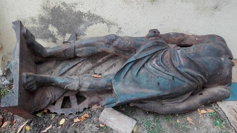 La estatua no tenía la cabeza ni su base.