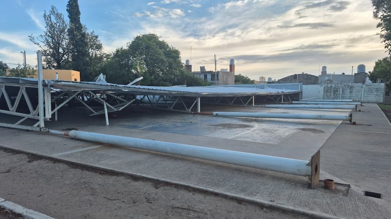 La estructura cedió en medio de los fuertes vientos.