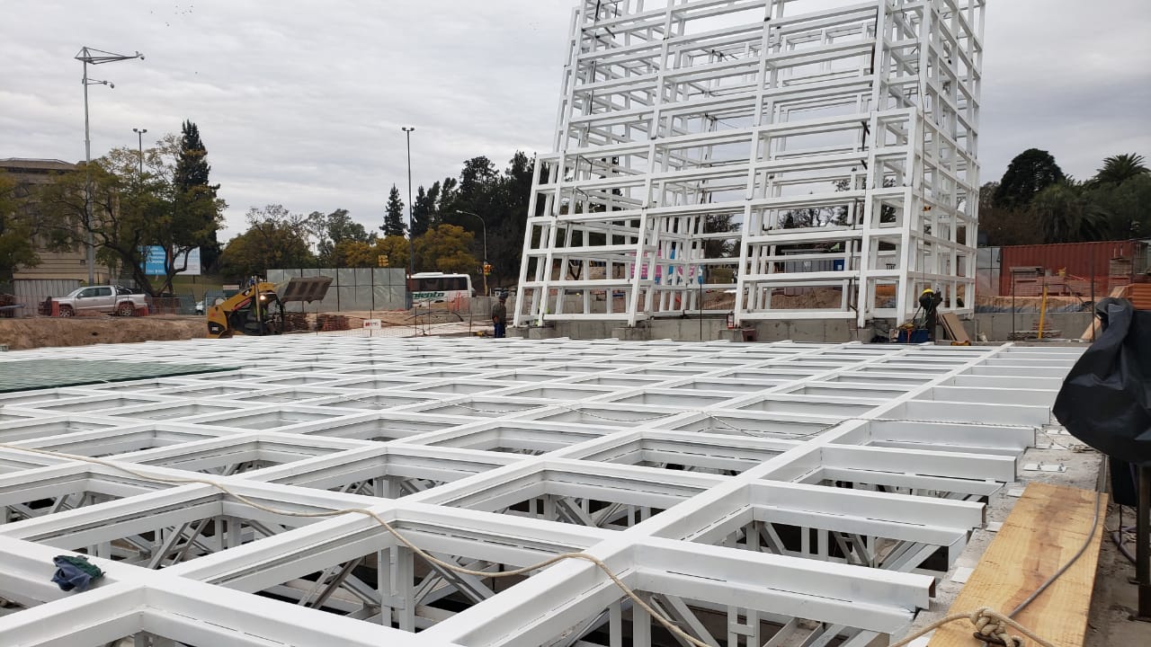 La estructura del edificio ya se destaca en la plaza.