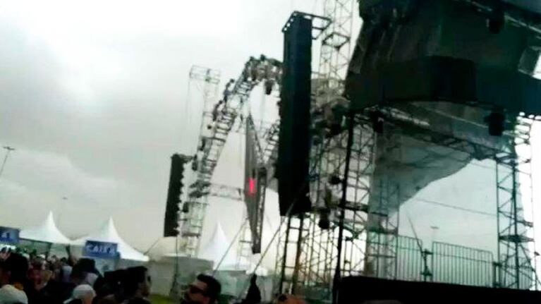 La estructura del escenario no resistió las intensas ráfagas de viento.