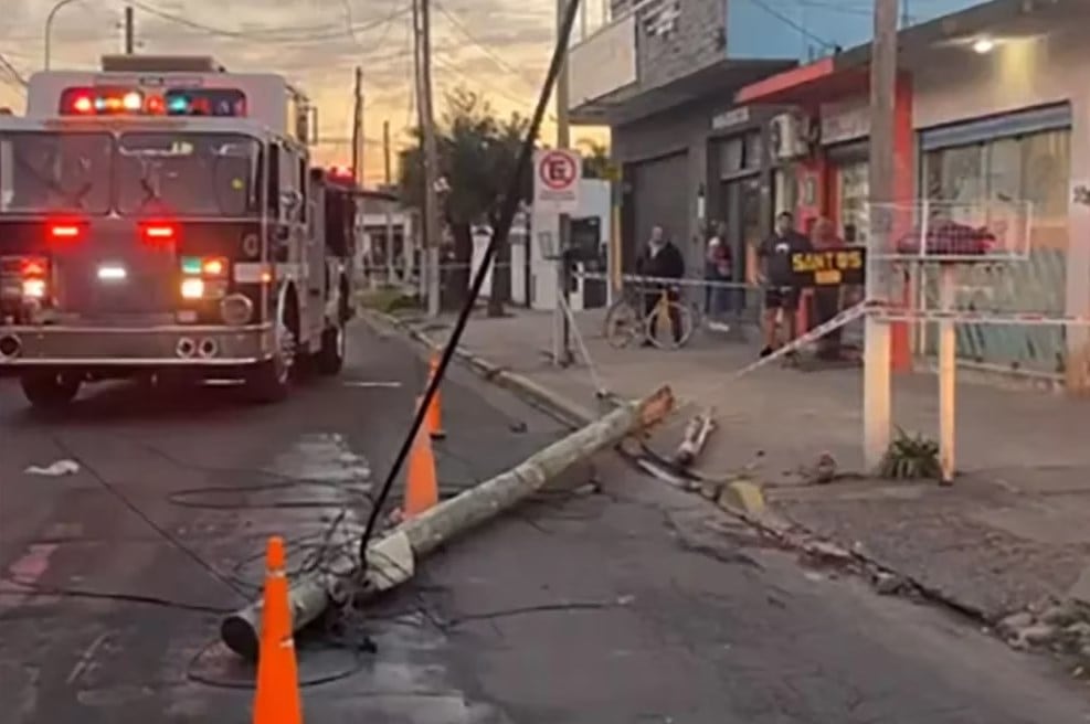 La estructura le cayó encima mientras intentaba cruzar la calle.