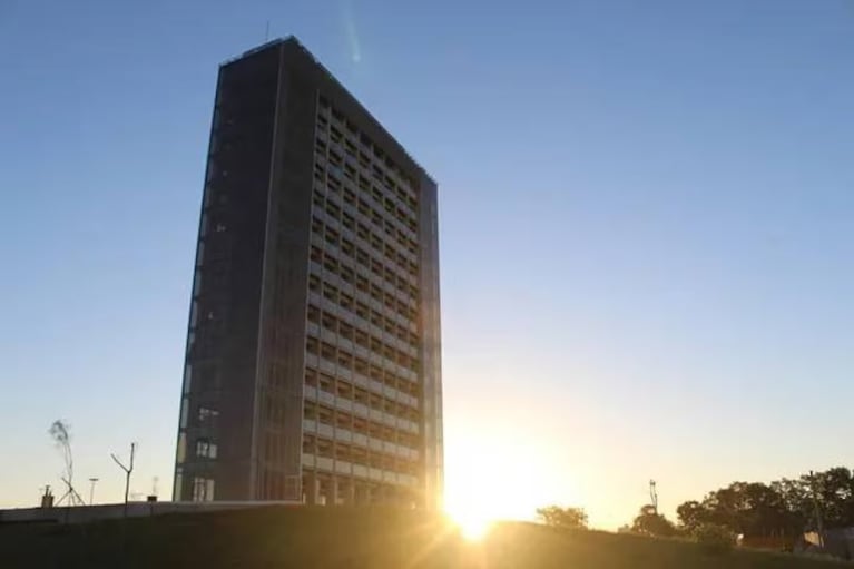 La estudiante cayó del sexto piso de un hotel. (Foto: gentileza La Capital.)