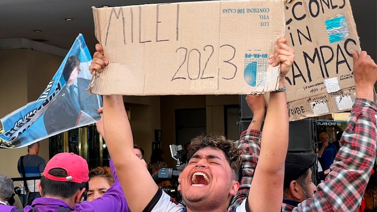 La euforia de militantes de Milei en Buenos Aires. Foto: Mateo Lago / El Doce.