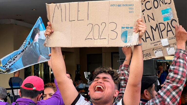 La euforia de militantes de Milei en Buenos Aires. Foto: Mateo Lago / El Doce.