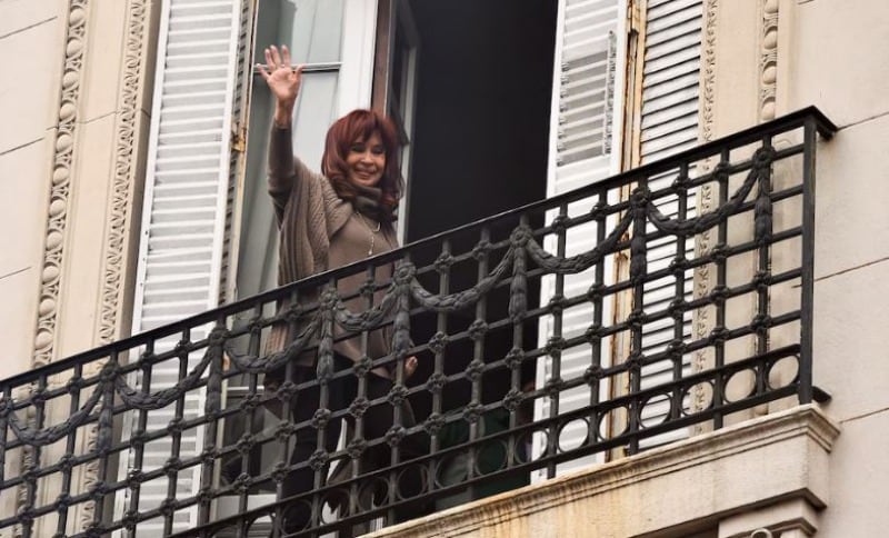 La ex mandatario pidió que aclaren si puede o no salir al balcón durante la domiciliaria.