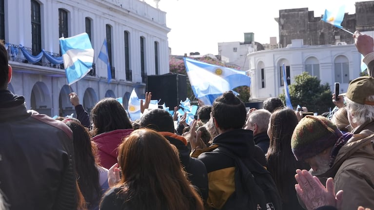 La expectativa de la gente en el Cabildo.