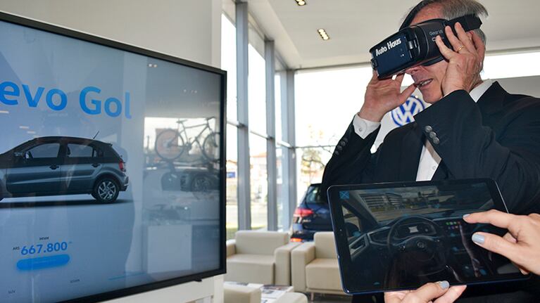 La experiencia DDX incorpora pantallas táctiles y realidad virtual en la sucursal.
