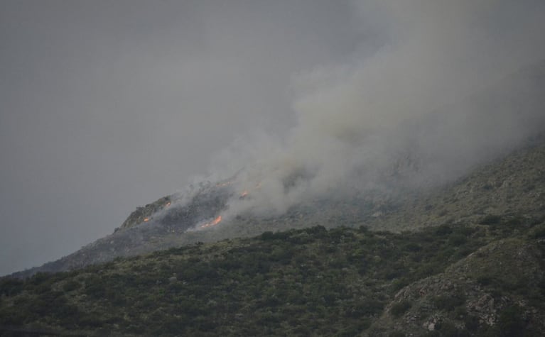 La explosión del helicóptero produjo un incendio en el Uritorco. Foto enviada por Rodolfo Álvarez.