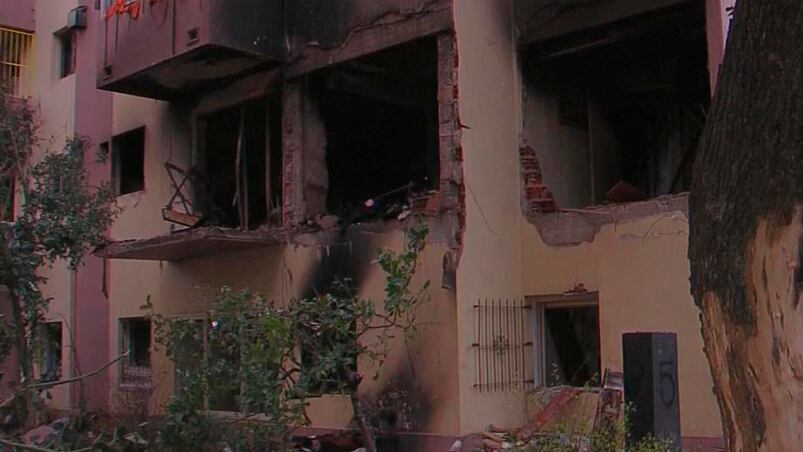 La explosión destruyó parte del complejo de viviendas.
