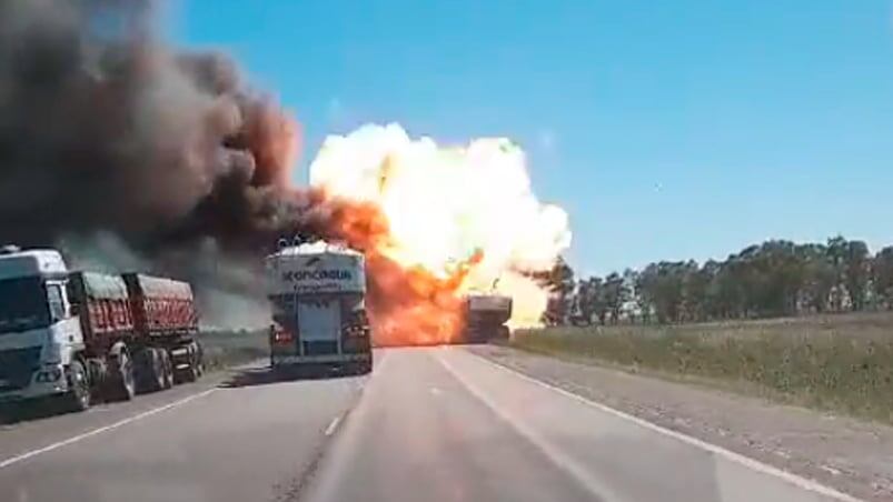 La explosión rompió vidrios de un colectivo que pasaba por el lugar.