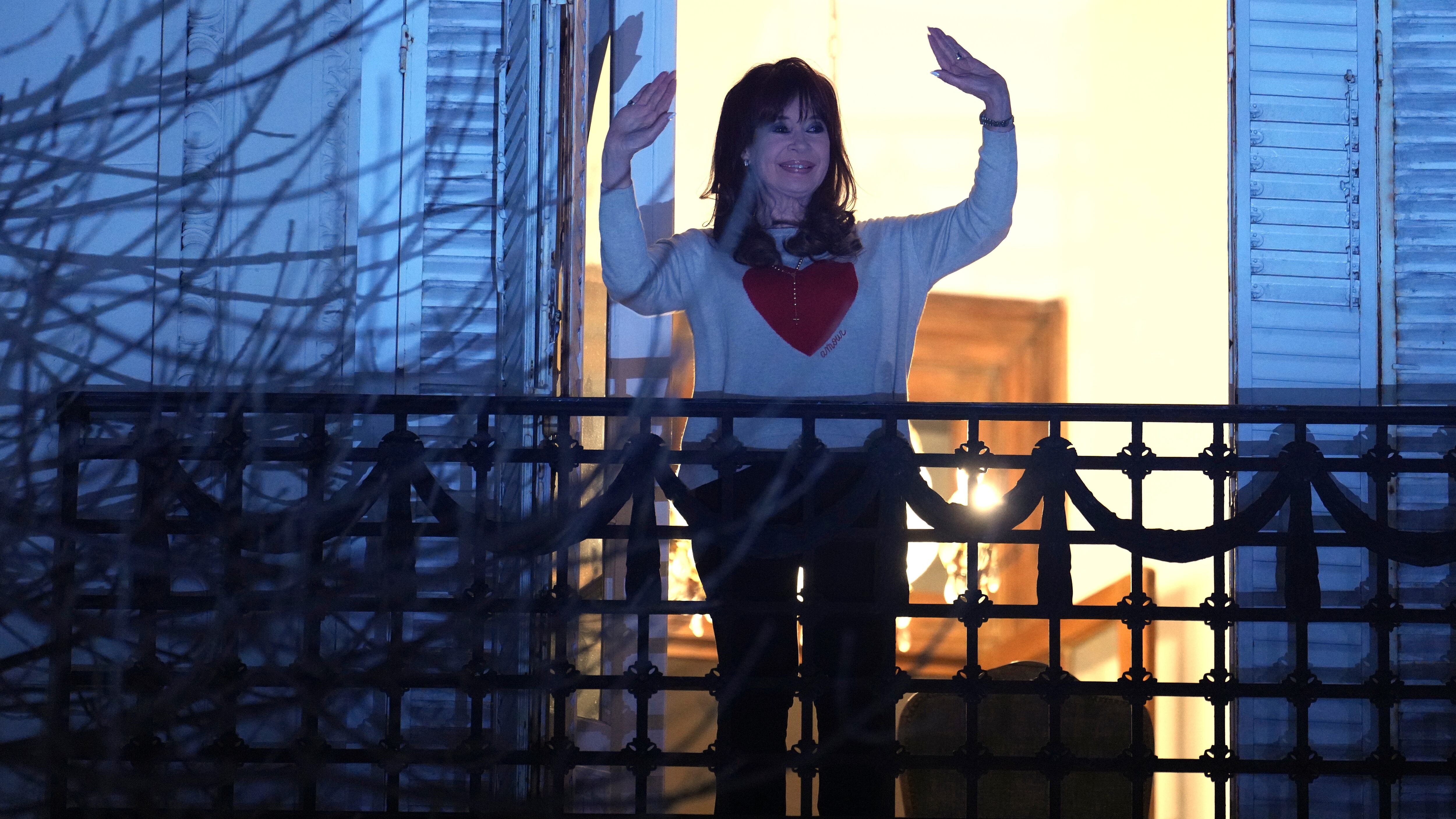 La expresidenta Cristina Kirchner saluda a sus partidarios desde el balcón de su casa luego del cierre de las urnas para las elecciones legislativas provinciales en Buenos Aires. (AP Foto/Natacha Pisarenko)