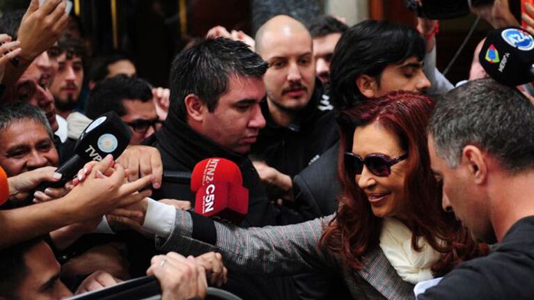 La expresidenta salió de su departamento con un look casual.