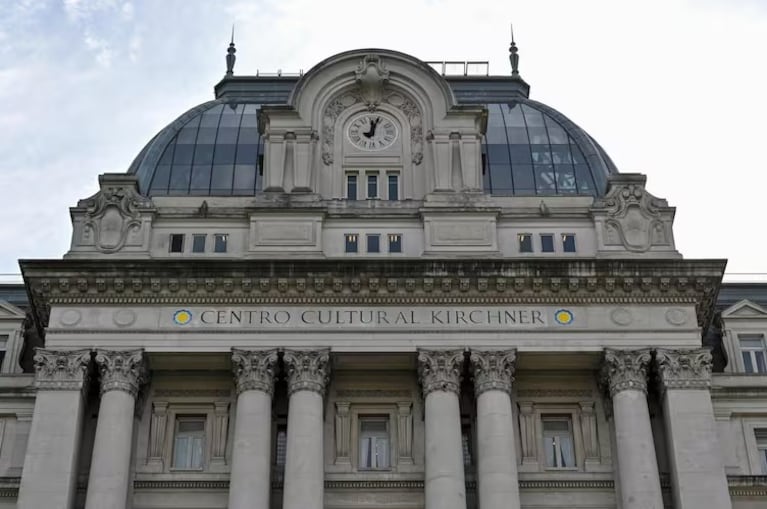 La fachada del Centro Cultural Kirchner al que el gobierno de Javier Milei decidió cambiarle el nombre.