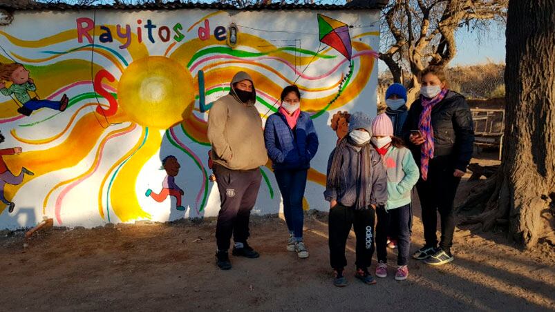 La familia completa trabaja para los niños de la zona.