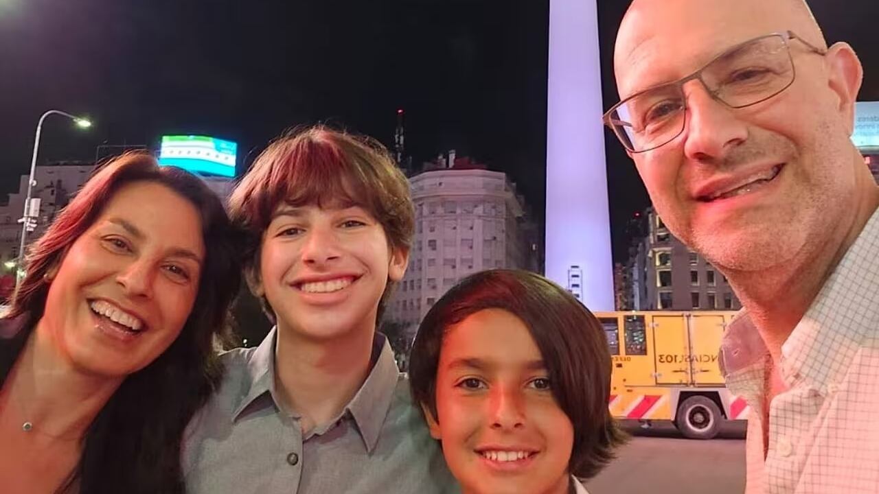 La familia con el Obelisco de fondo, en pleno centro de Buenos Aires.