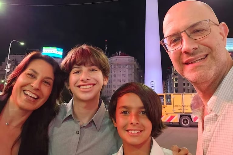 La familia con el Obelisco de fondo, en pleno centro de Buenos Aires.