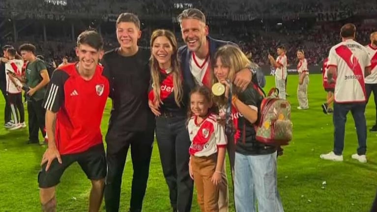 La familia de Martín Demichelis y Evangelina Anderson (Foto: captura América TV)