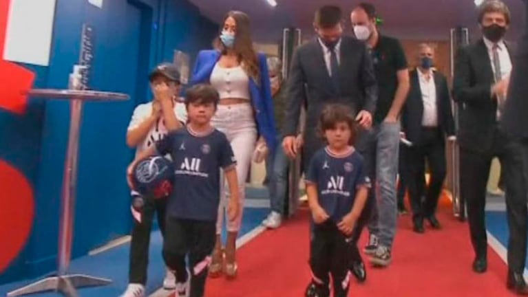 La familia de Messi acompañándolo en su nuevo club. 