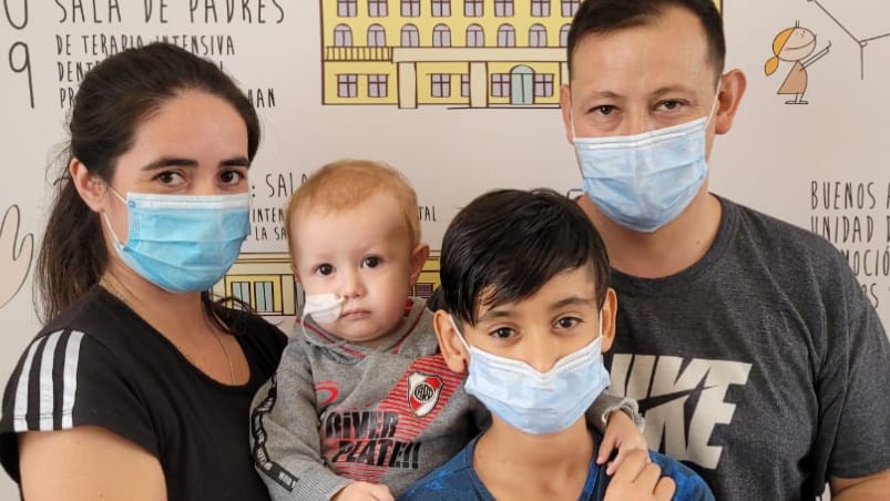 La familia de Oliver lo acompaña en su tratamiento para la leucemia. Foto: Fredy Bustos