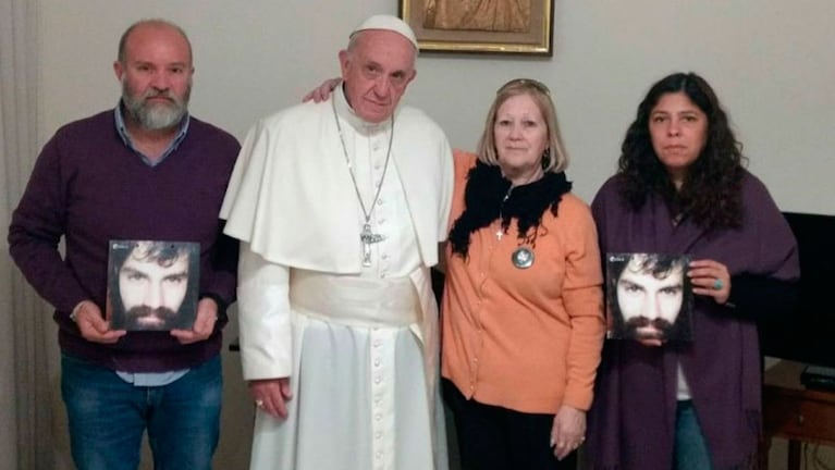 La familia de Santiago Maldonado en el Vaticano con el Papa.