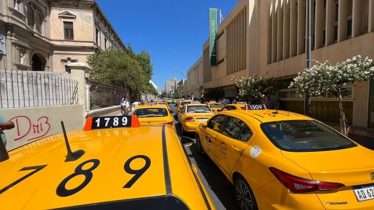 La familia del taxista asesinado por Carmona, quebrada en el último adiós