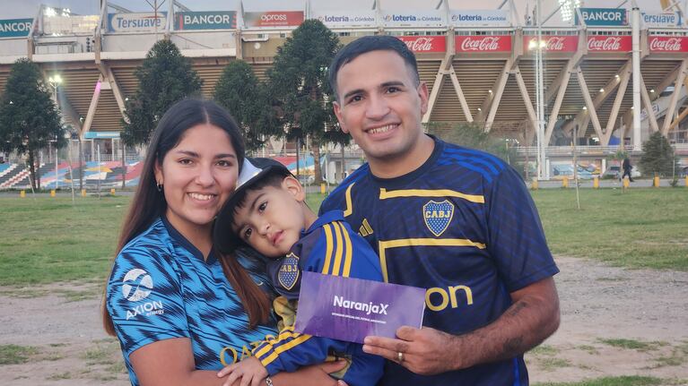 La familia, feliz con las entradas que Naranja X les regaló.