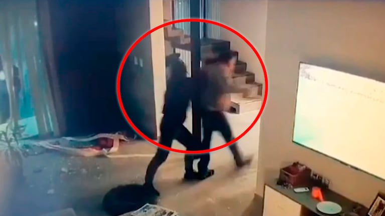 La familia fue atacada en su casa por seis ladrones.