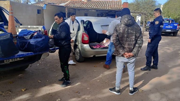 La familia fue descubierta en la ruta 9, a la altura de Sinsacate.
