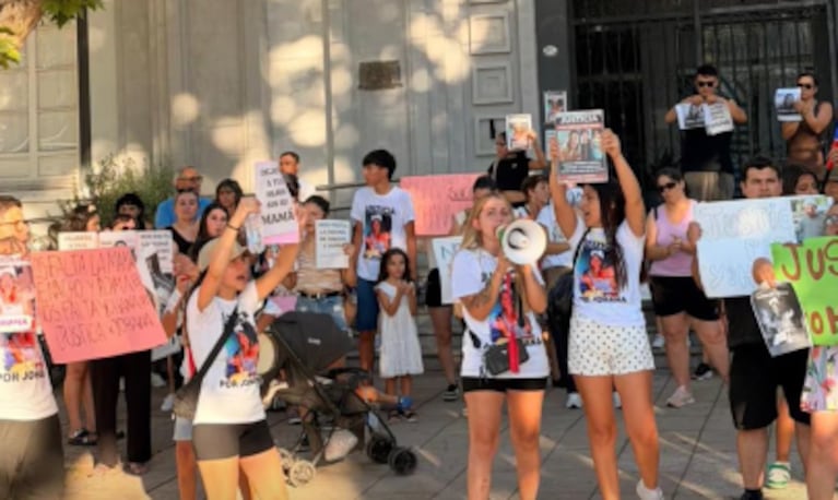 La familia marchó para pedir que se investigue como femicidio.