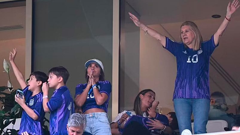 La familia Messi en pleno festejos en el estadio Lusail.