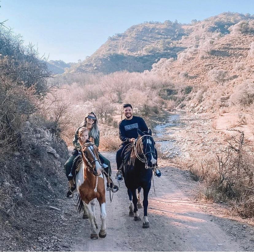 La familia pasó el domingo de cabalgata en Candonga.