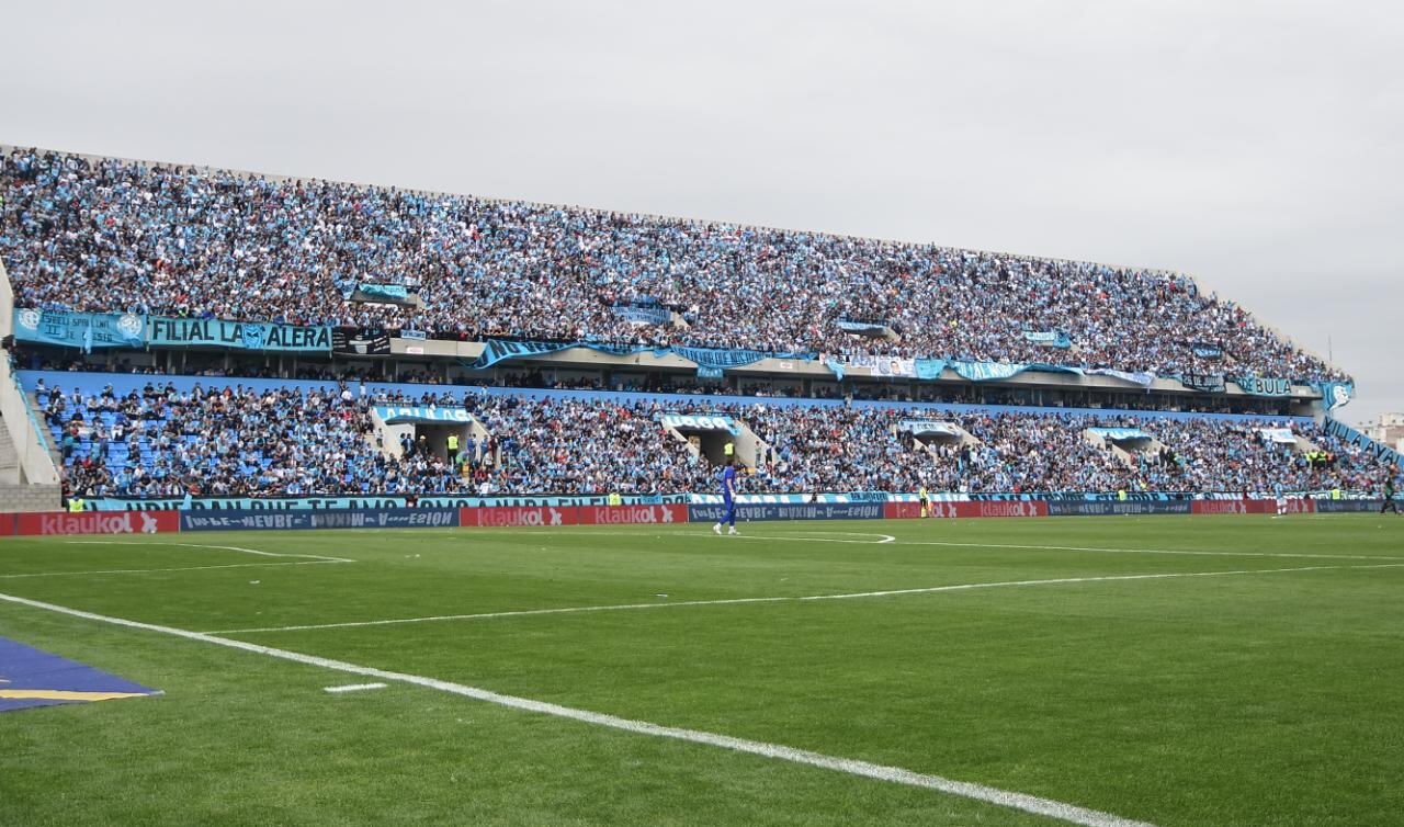 La familia pirata armó una fiesta en Alberdi. Foto: Lucio Casalla / ElDoce.tv.