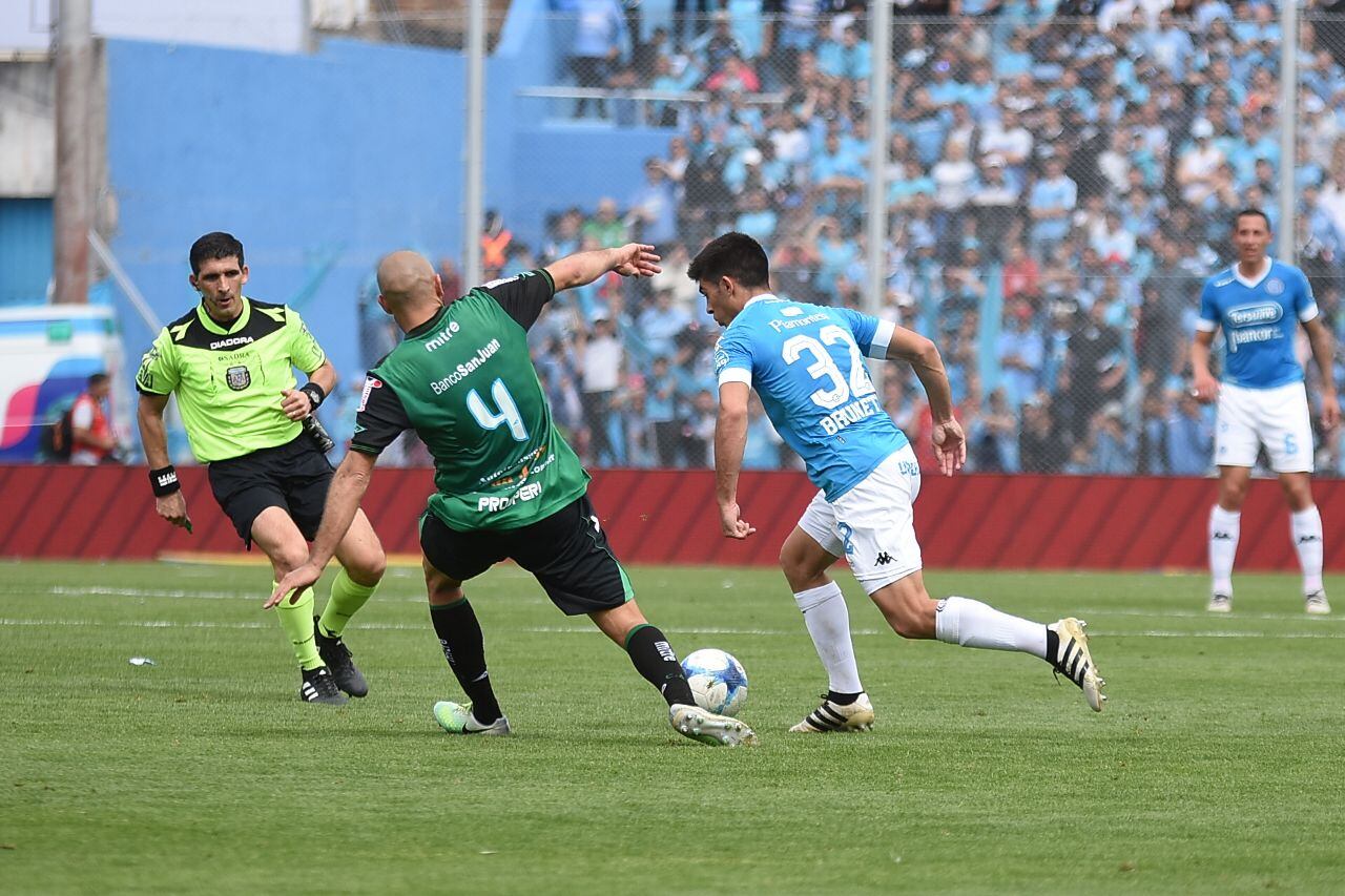 La familia pirata armó una fiesta en Alberdi. Foto: Lucio Casalla / ElDoce.tv.