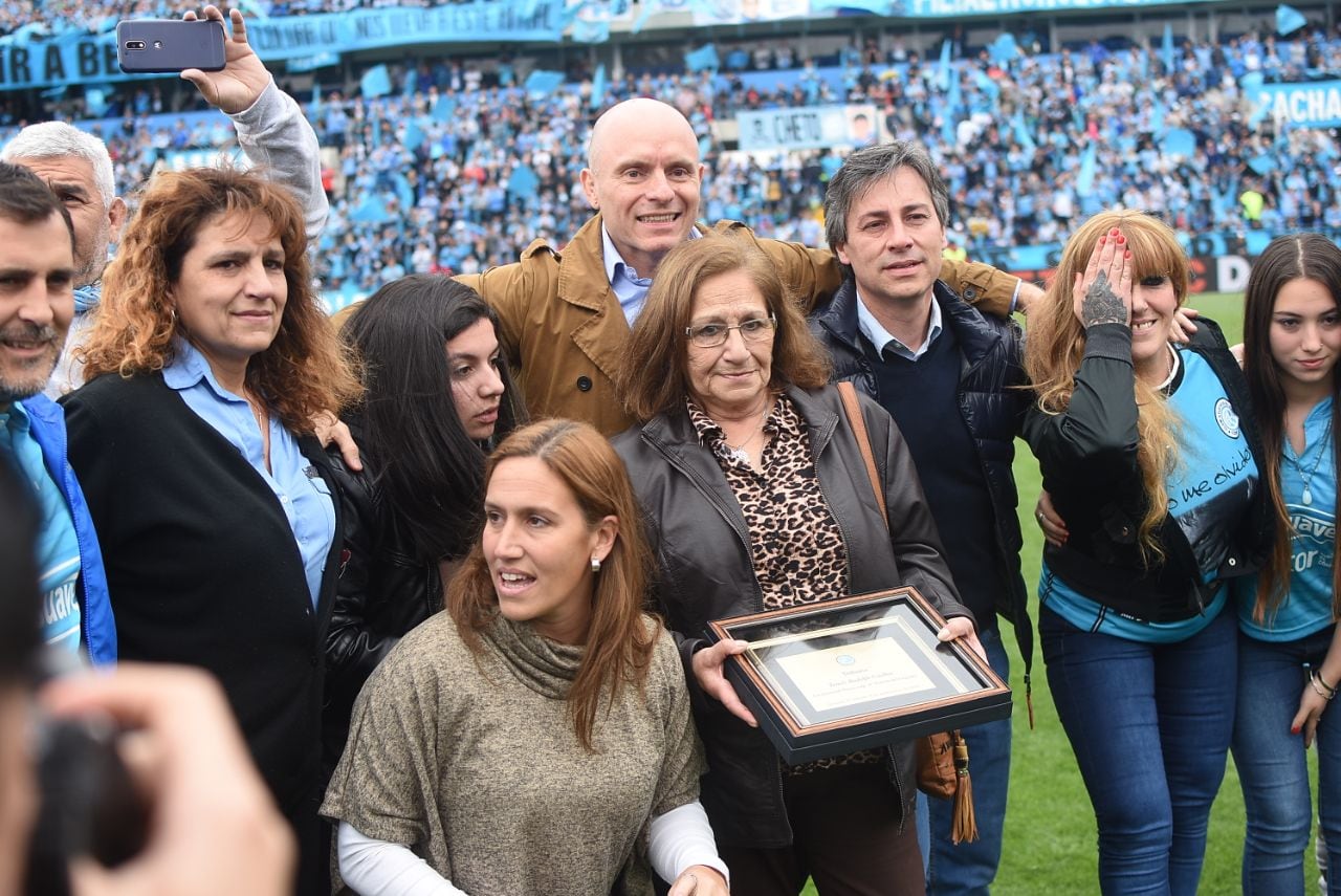 La familia pirata armó una fiesta en Alberdi. Foto: Lucio Casalla / ElDoce.tv.