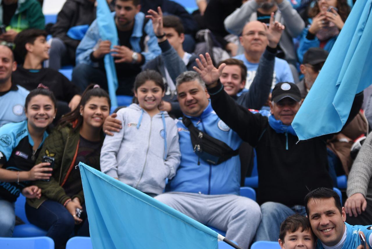 La familia pirata armó una fiesta en Alberdi. Foto: Lucio Casalla / ElDoce.tv.