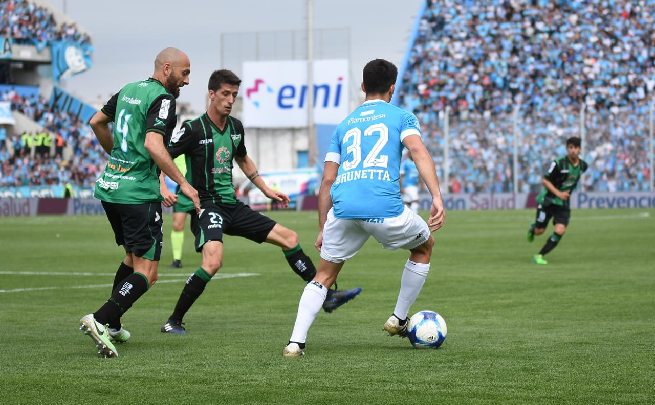 La familia pirata armó una fiesta en Alberdi. Foto: Lucio Casalla / ElDoce.tv.