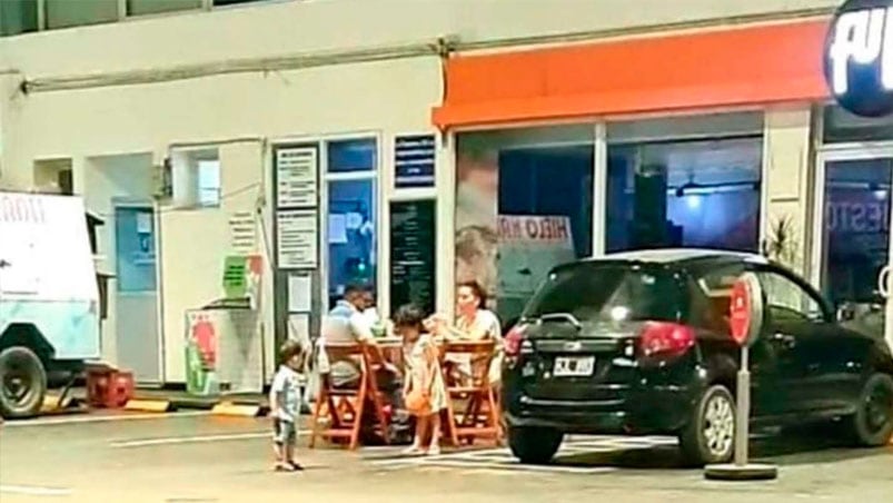 La familia preparó la mesa navideña como si estuvieran en el patio de su casa.