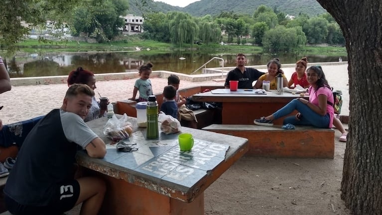La familia se la rebusca para pasar el verano en el río y tener un mayor ingreso económico. Foto: El Diario de Carlos Paz.