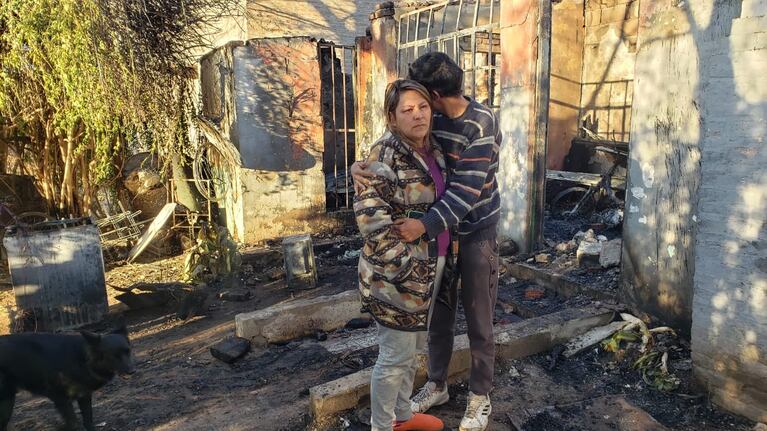La familia se quedó sin nada y piden desesperados ayuda solidaria para salir adelante.
